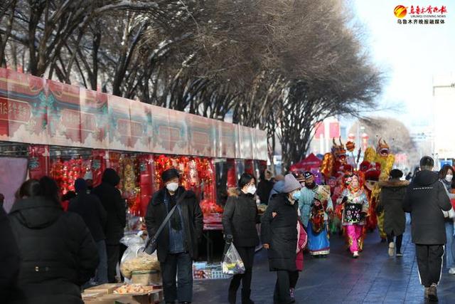 水磨沟区商务局（粮食局）在南湖家乐福门前举办惠民缤纷年货节.jpg